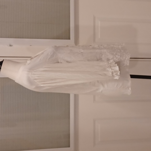 4/$80 White Floral Embroidered Blouse - Size Small - Picture 6 of 9